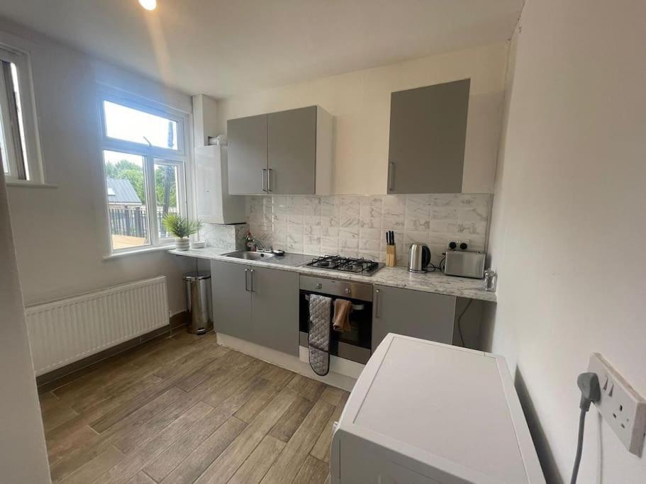 Lovely 2 Bed On Tower Bridge Лондон Екстер'єр фото