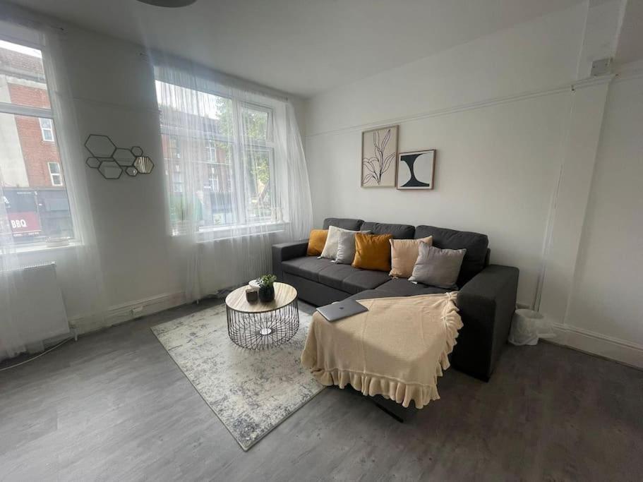 Lovely 2 Bed On Tower Bridge Лондон Екстер'єр фото