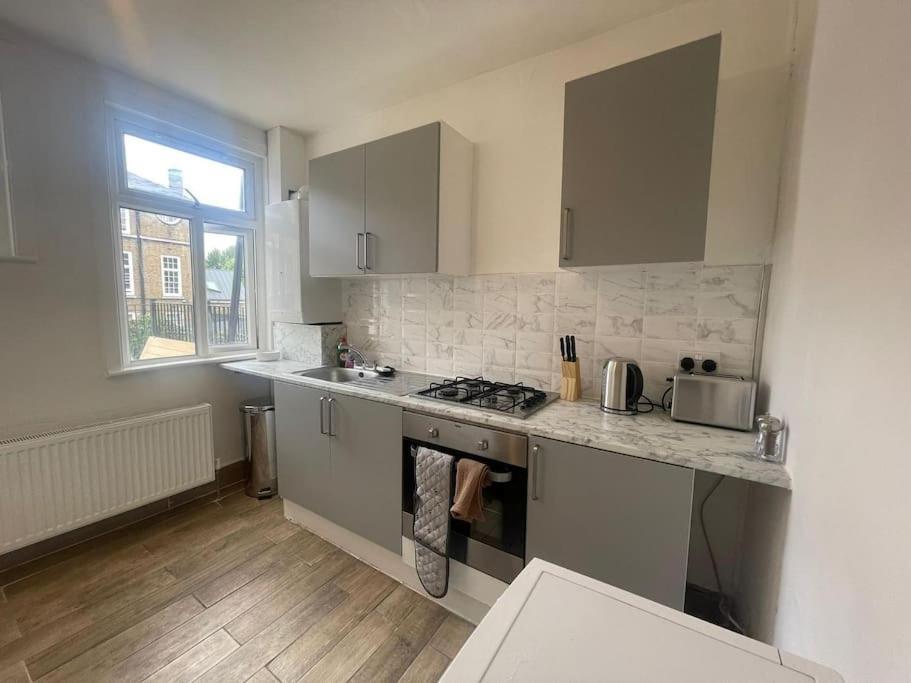 Lovely 2 Bed On Tower Bridge Лондон Екстер'єр фото
